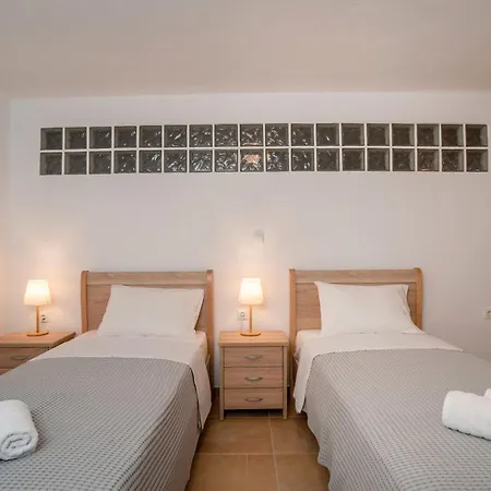 Blue Xenia Paros 흐리시 악티