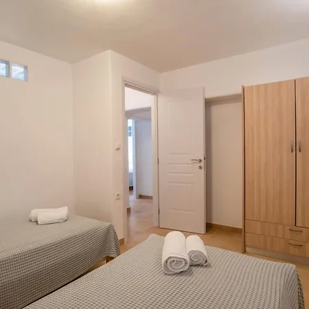 Blue Xenia Paros * 흐리시 악티